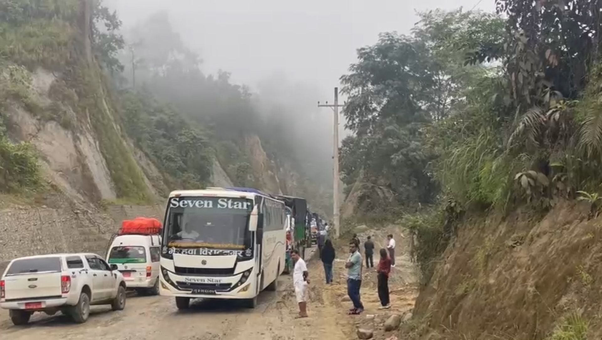 दाउने सडकमा जामको समस्या अझै टरेन, यात्रुहरू सास्ती भोग्दै